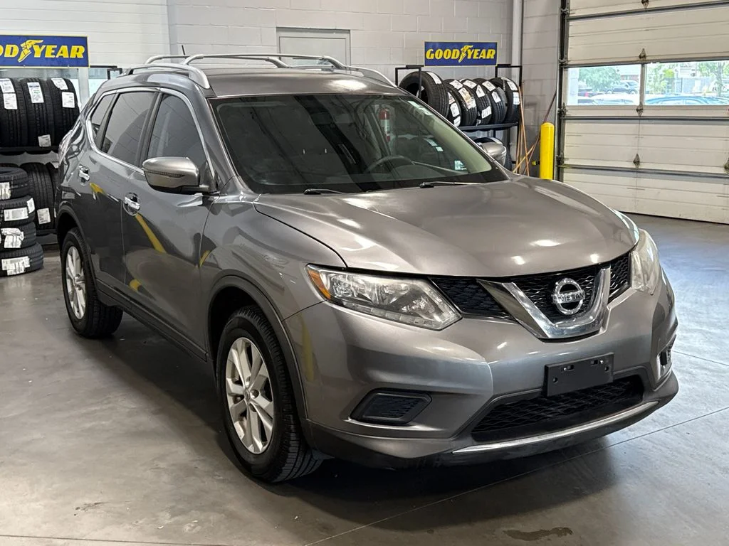 Used 2016 Gray Nissan SV image 3