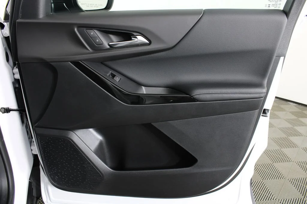 New 2027 Summit White Chevrolet LT image 9