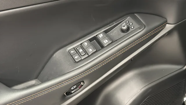 New 2026 Diamond Black Crystal Pearl-Coat Exterior Paint Jeep Limited image 22