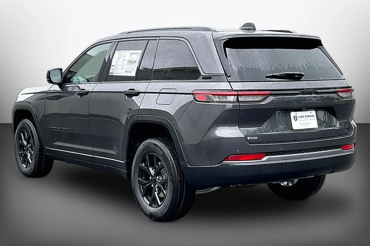 New 2026 Baltic Gray Metallic Clearcoat Jeep Altitude image 6
