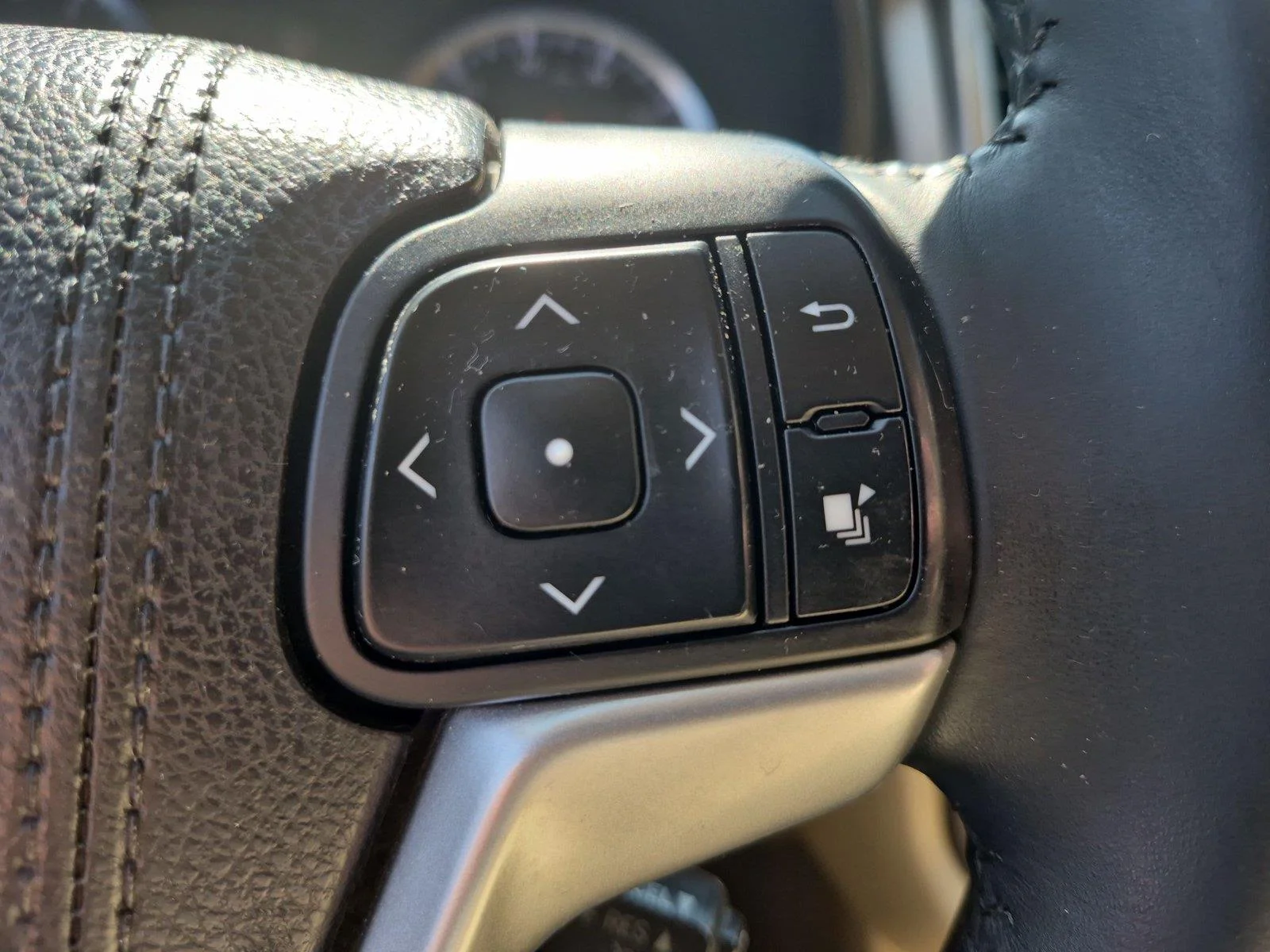 Used 2016 Shoreline Blue Pearl Toyota XLE image 21