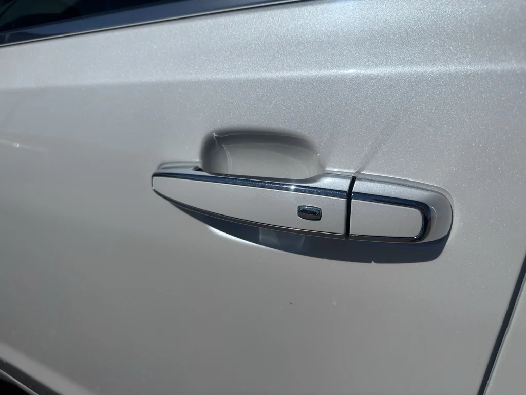 Used 2022 White Frost Tricoat GMC Denali image 9