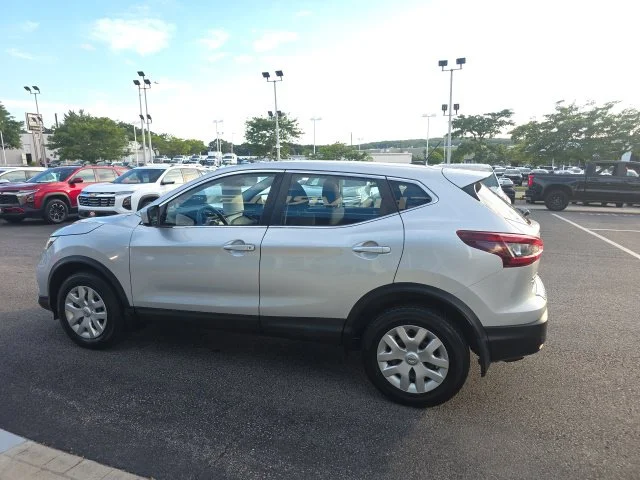 Used 2020 Silver Nissan S image 5