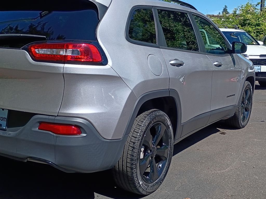 Used 2018 Billet Silver Metallic Clearcoat Jeep Latitude image 4