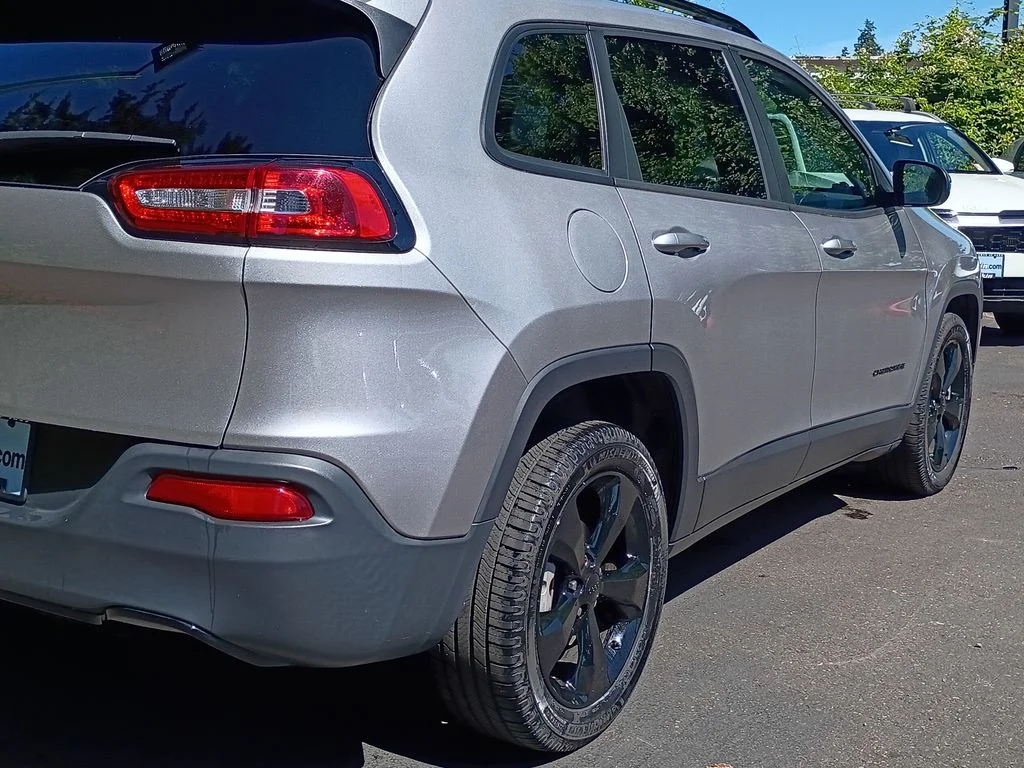 Used 2018 Billet Silver Metallic Clearcoat Jeep Latitude image 4