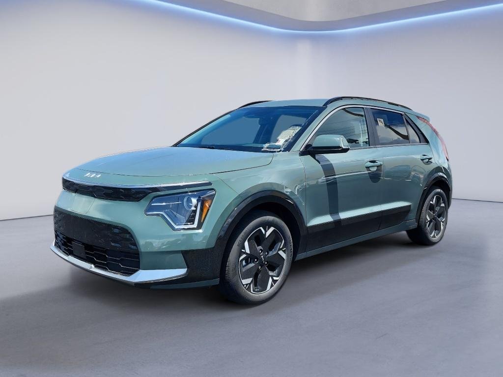 Used 2023 Cityscape Green Kia Wind image 1