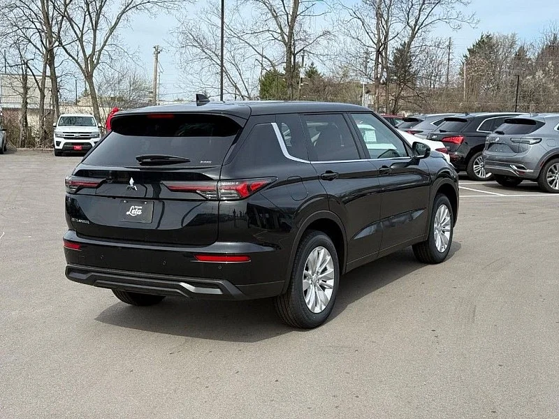 2026 Mitsubishi Outlander ES - Photo 3