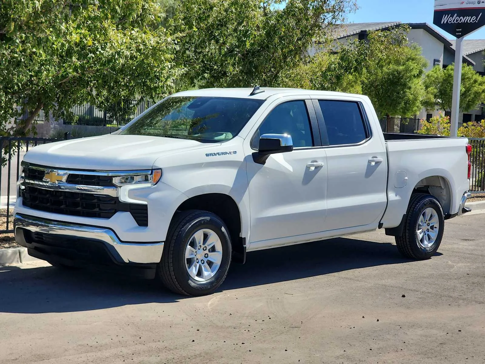 Used 2025 Summit White Chevrolet LT image 4