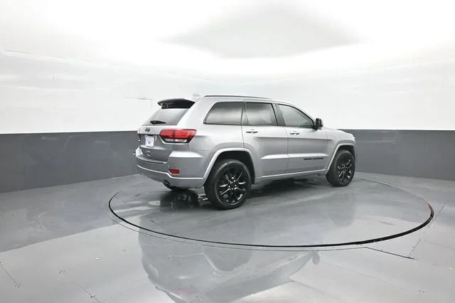 Used 2020 Silver Jeep Altitude image 8