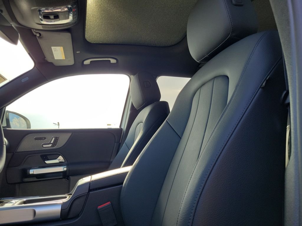 New 2026 Polar White Mercedes-Benz GLB 250 image 22