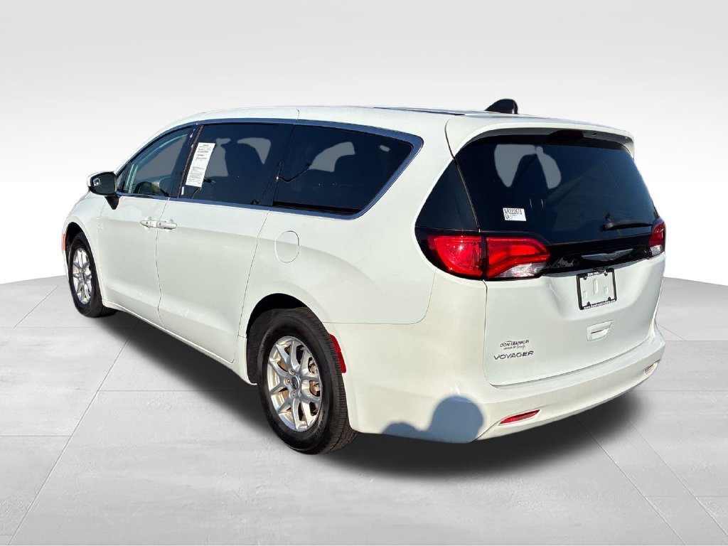Used 2022 White Chrysler LX image 3
