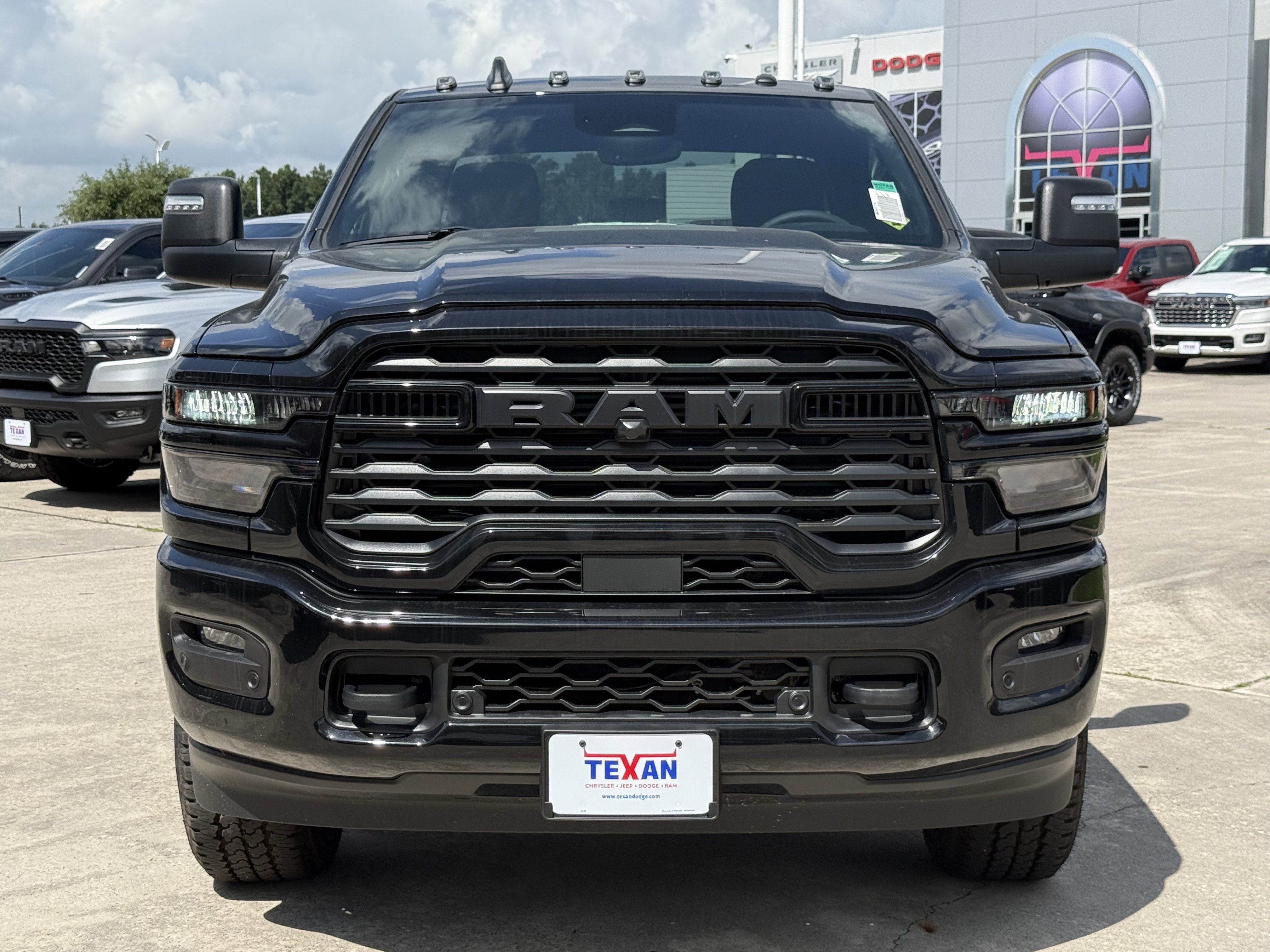 New 2026 Diamond Black Crystal Pearl-Coat Exterior Paint RAM Lone Star image 6
