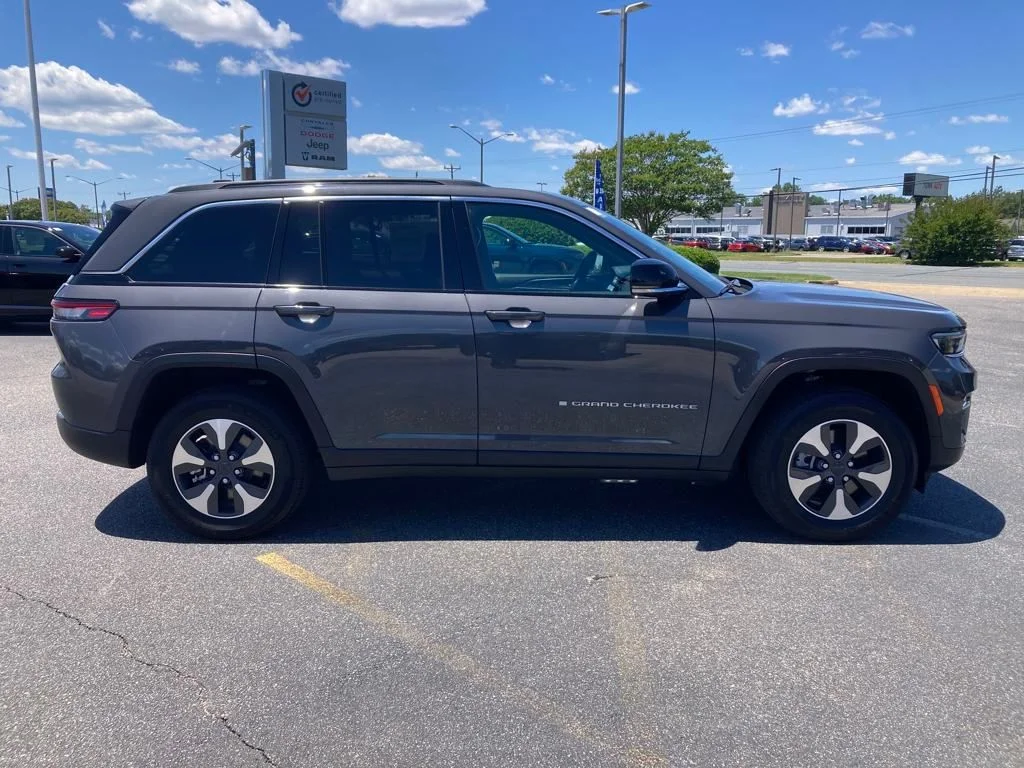 New 2024 Baltic Gray Metallic Clearcoat Jeep 4xe image 7