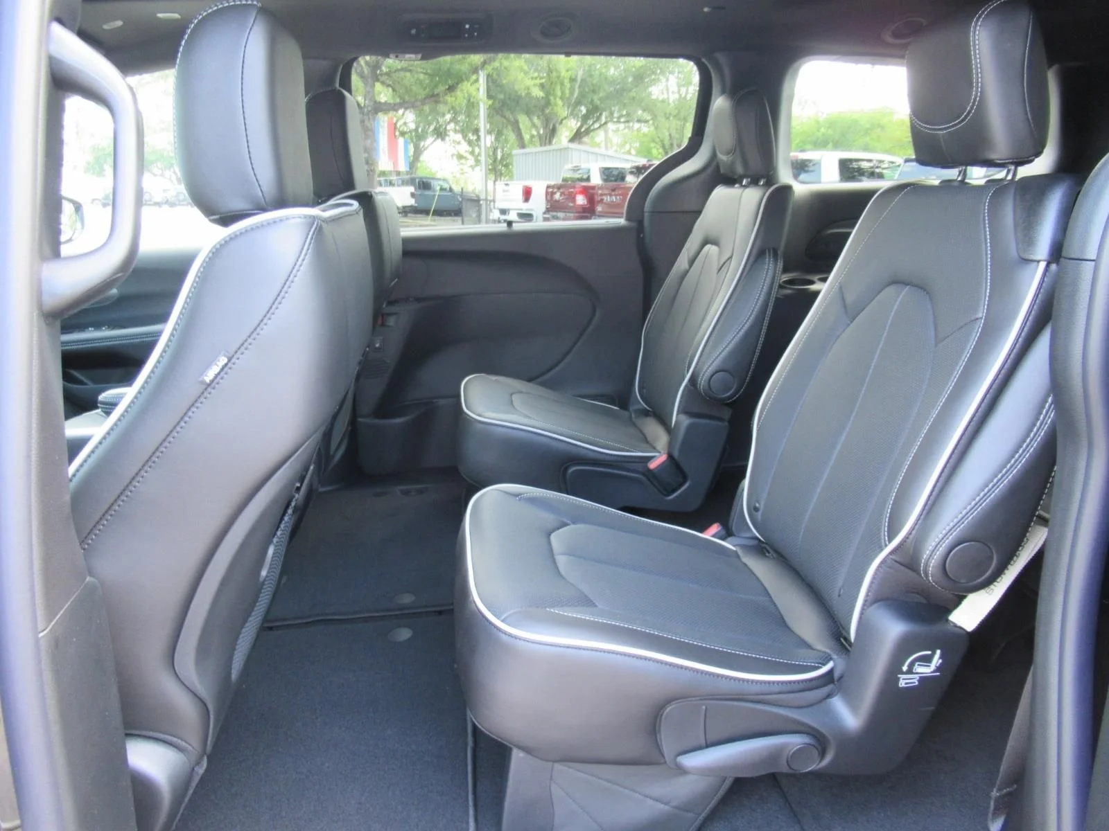 New 2027 Diamond Black Crystal Pearl-Coat Exterior Paint Chrysler Limited image 34