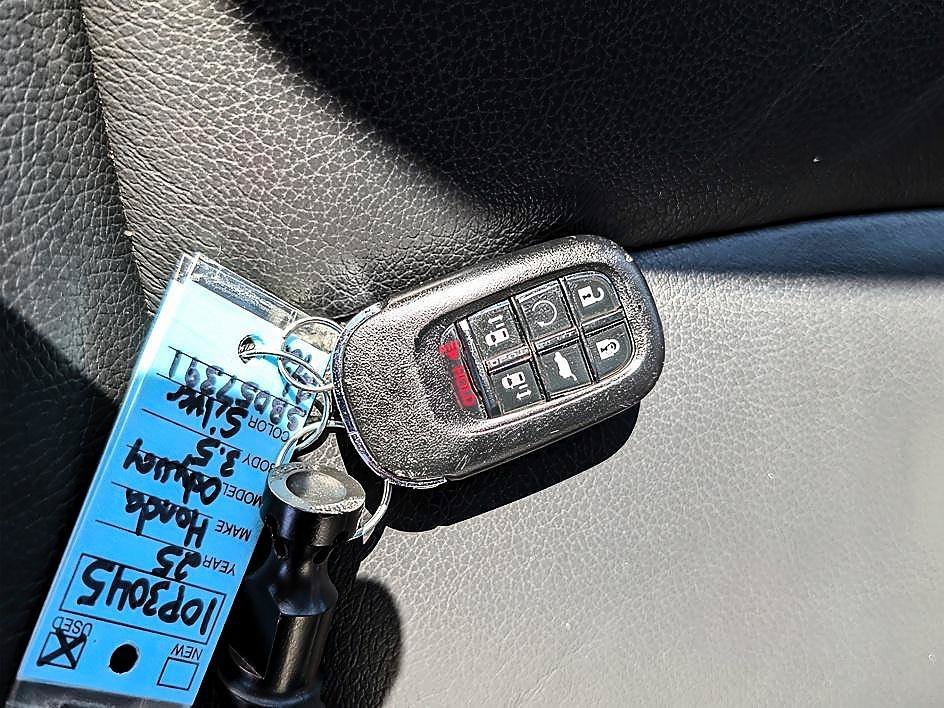Used 2025 Solar Silver Metallic Honda EX-L image 30