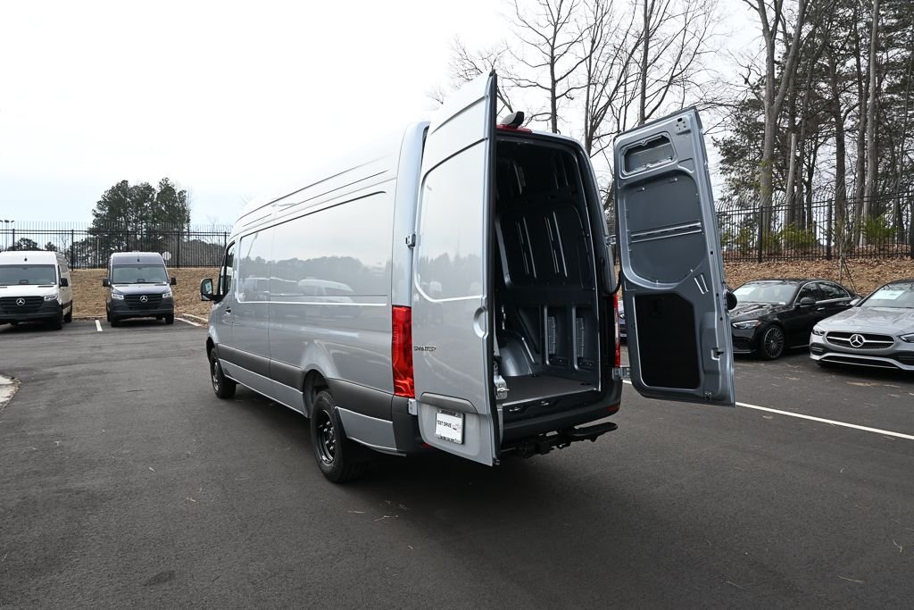 Used 2026 High-tech silver metallic Mercedes-Benz Cargo 170 WB image 28