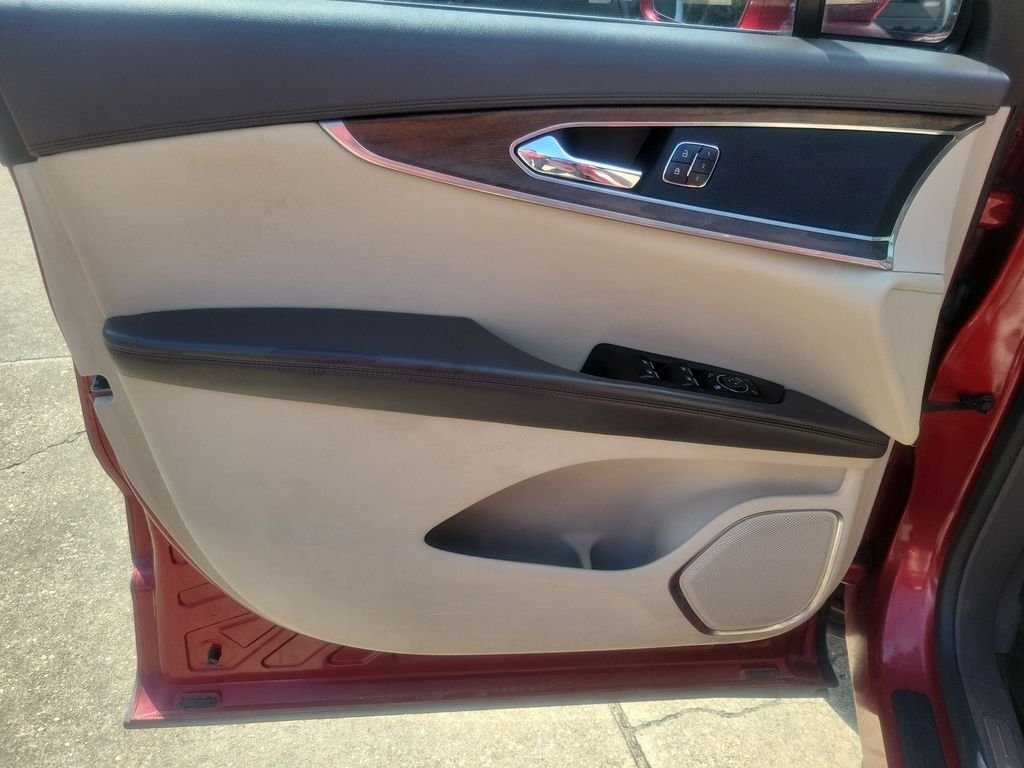 Used 2016 Red Lincoln Reserve image 13