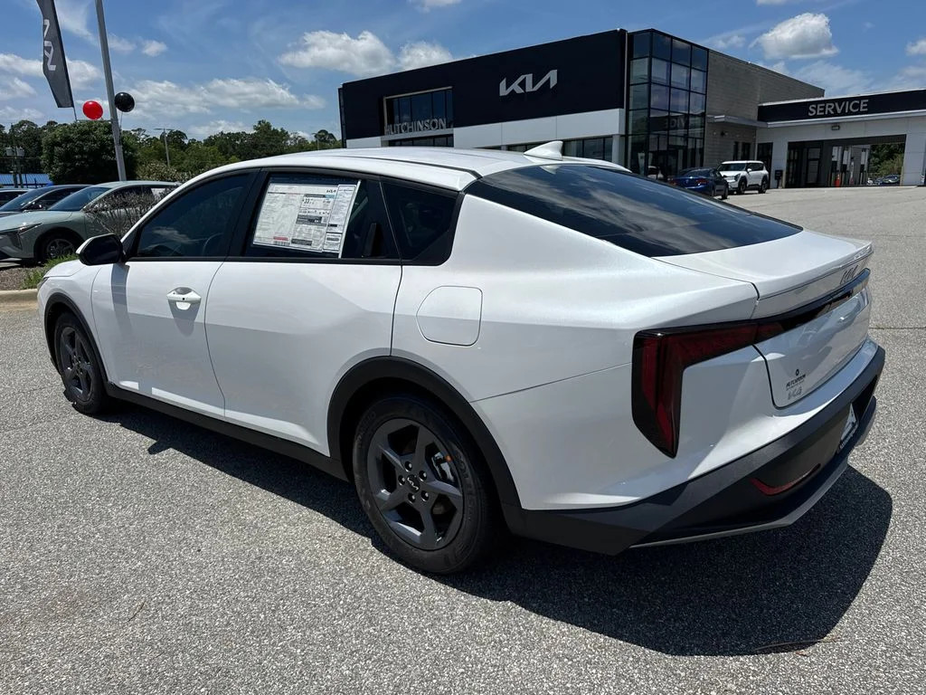 New 2026 Snow White Pearl Kia LXS image 5