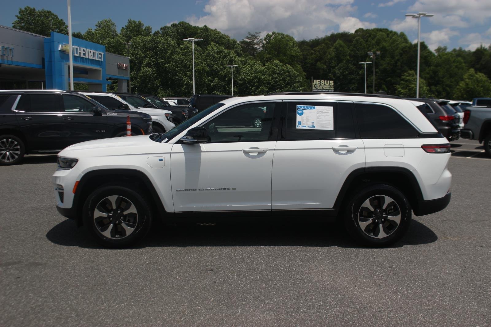 Used 2024 White Jeep 4x4 image 5