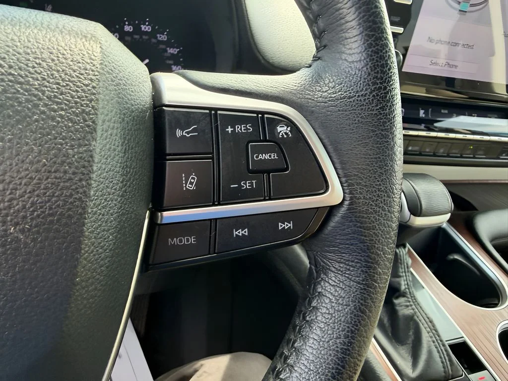 Used 2022 Wind Chill Pearl Toyota XLE image 22