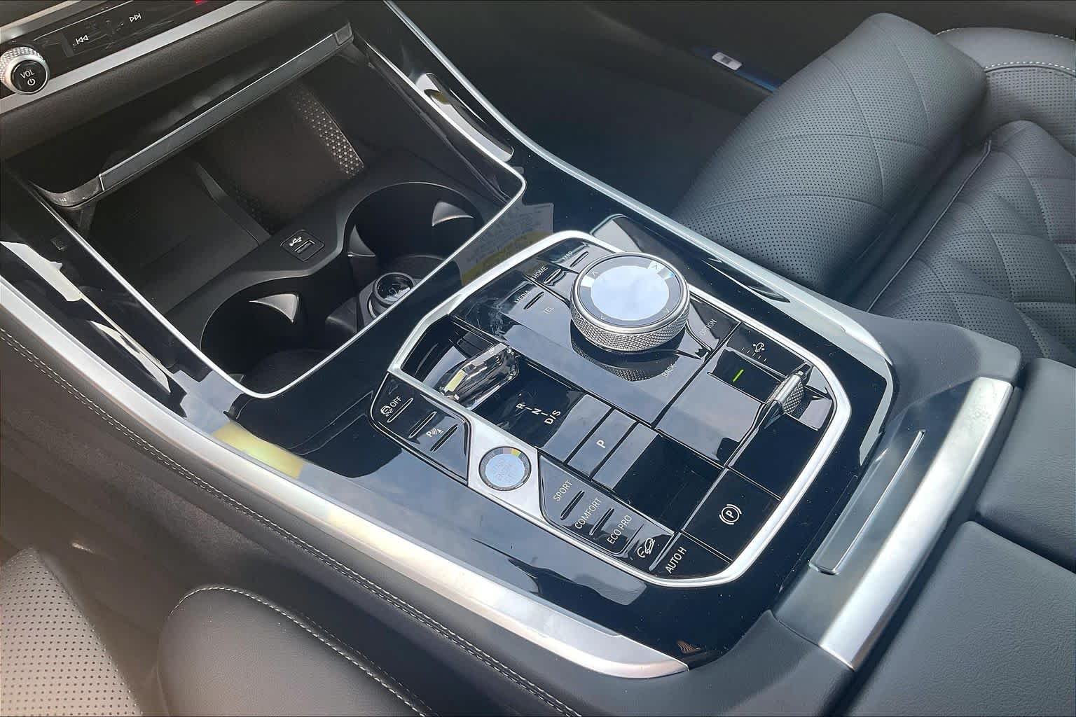 2026 BMW X5 M60i - Photo 8