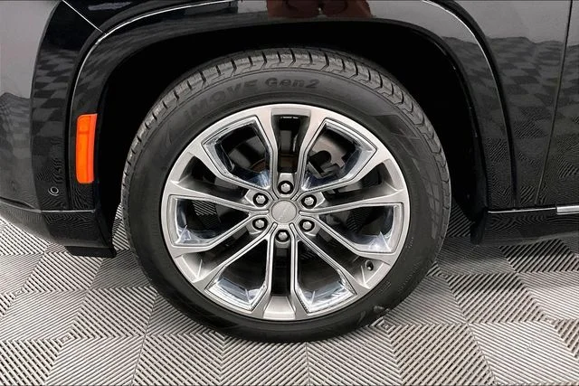 Used 2023 Diamond Black Crystal Pearlcoat Jeep Series II image 9