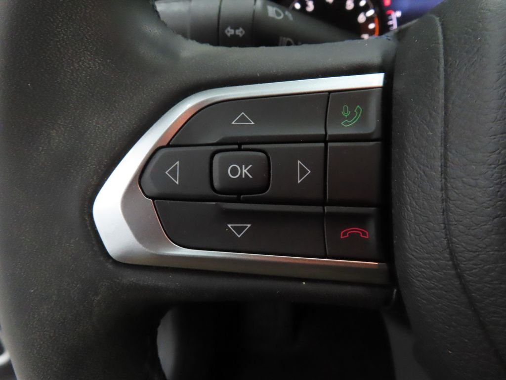 Used 2022 Red Jeep Latitude image 11