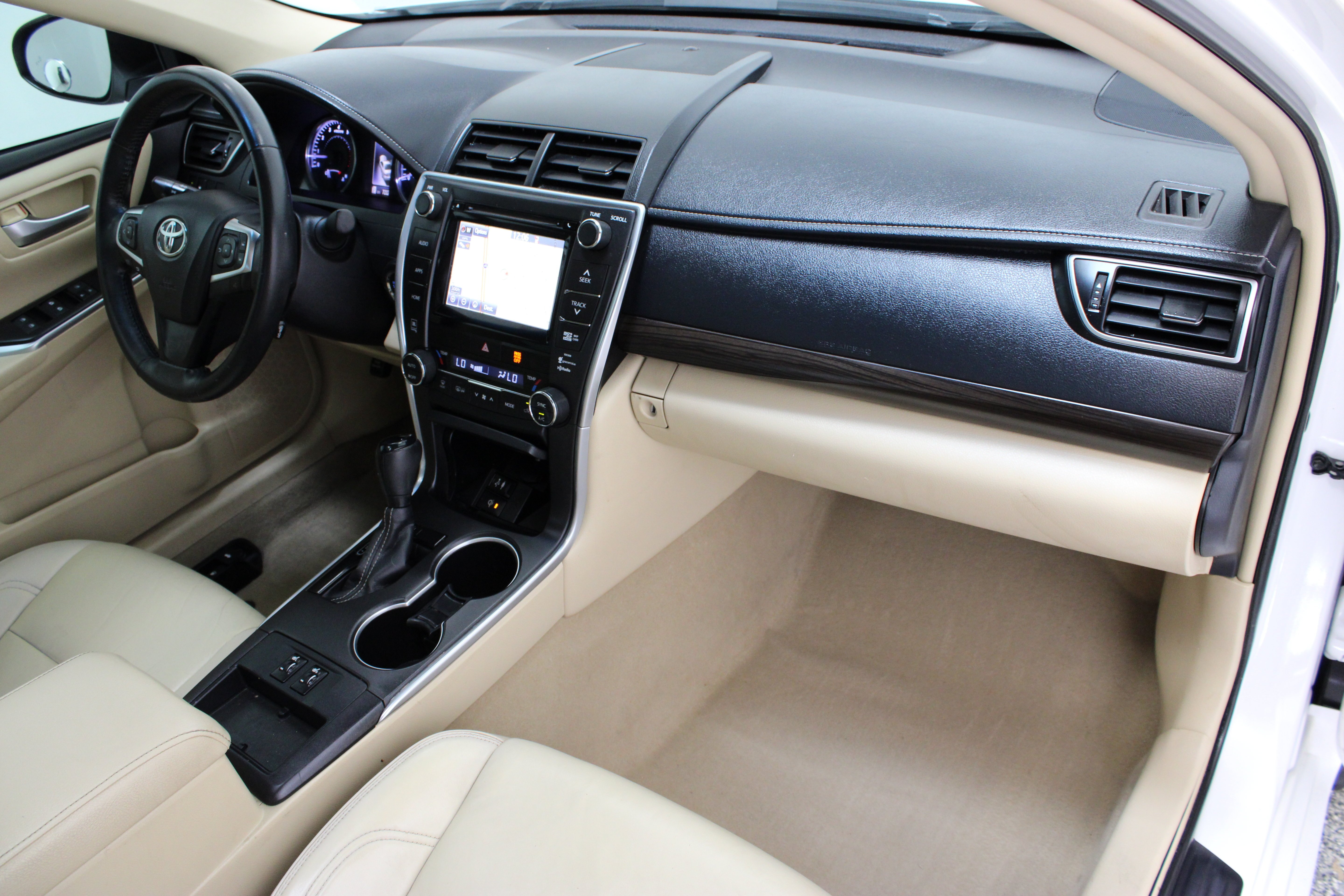 Used 2015 Blizzard Pearl Toyota XLE 3.5L image 37