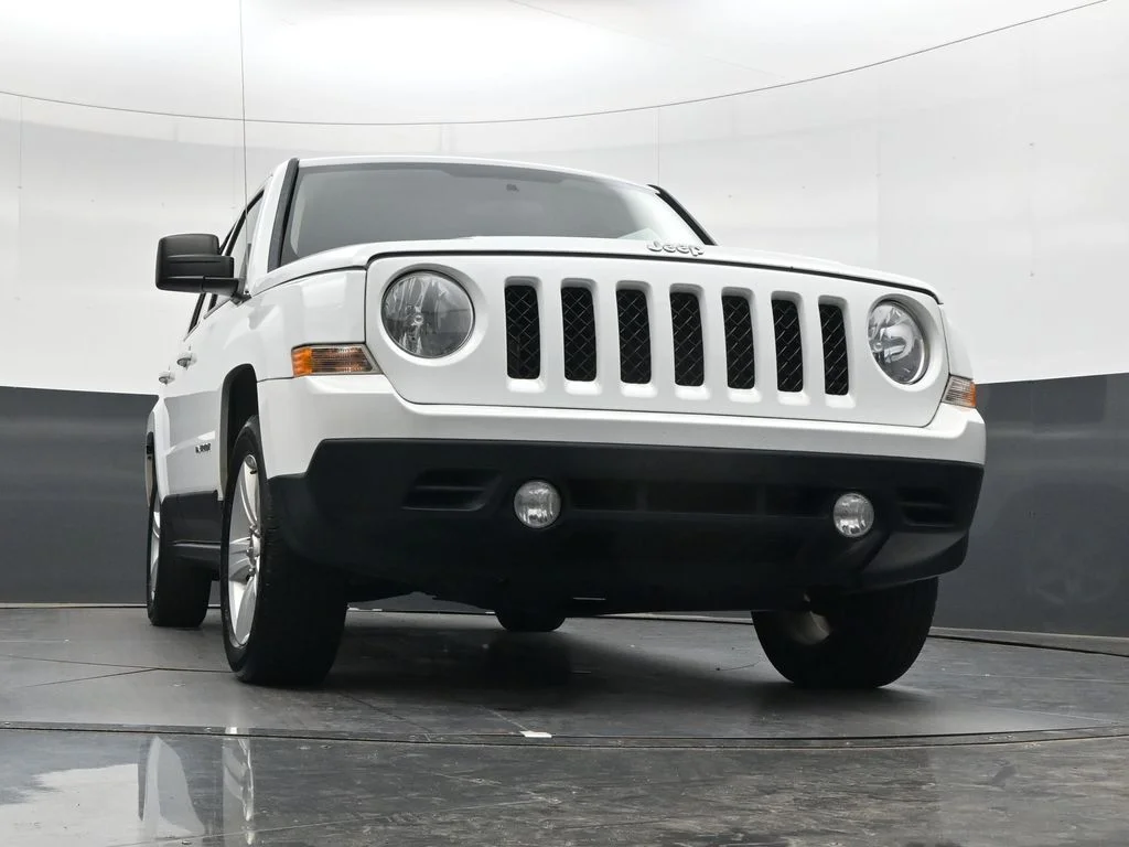 Used 2015 Bright White Clearcoat Jeep Latitude image 30
