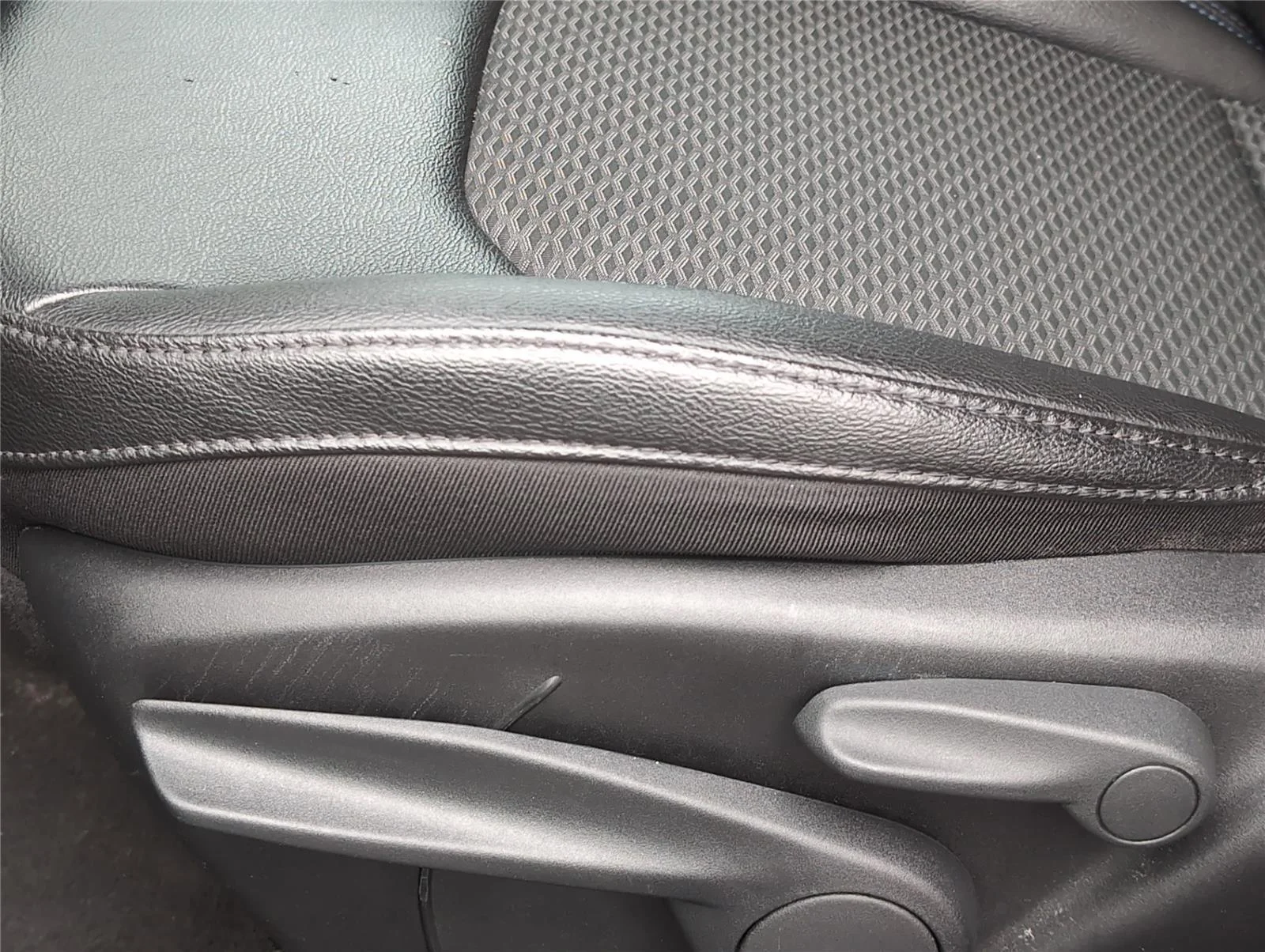 Used 2024 Diamond Black Crystal Pearlcoat Jeep Latitude image 13