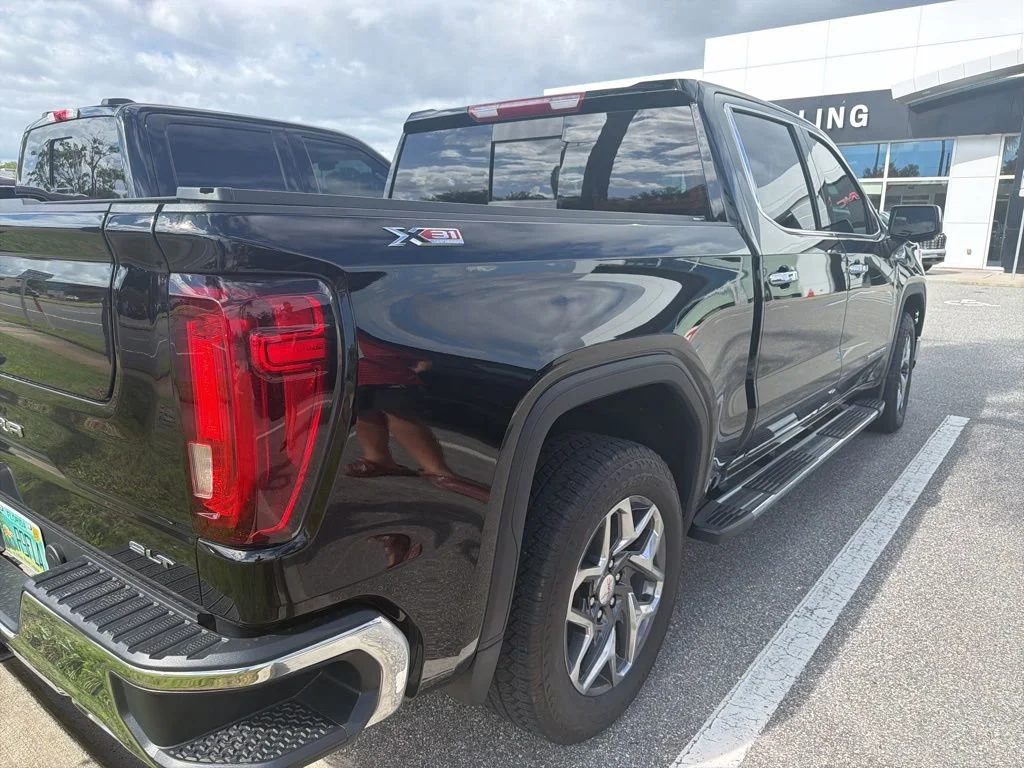Used 2025 Onyx Black GMC SLT image 8