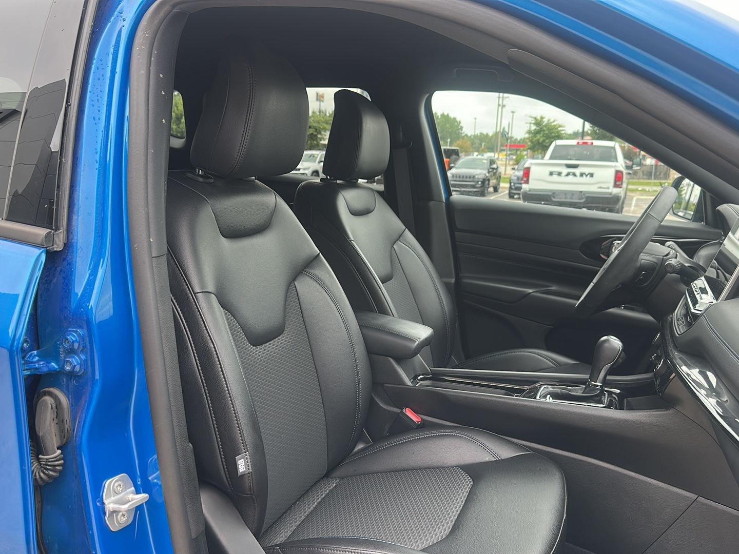 New 2026 Hydro Blue Pearl-Coat Exterior Paint Jeep Latitude Altitude image 30