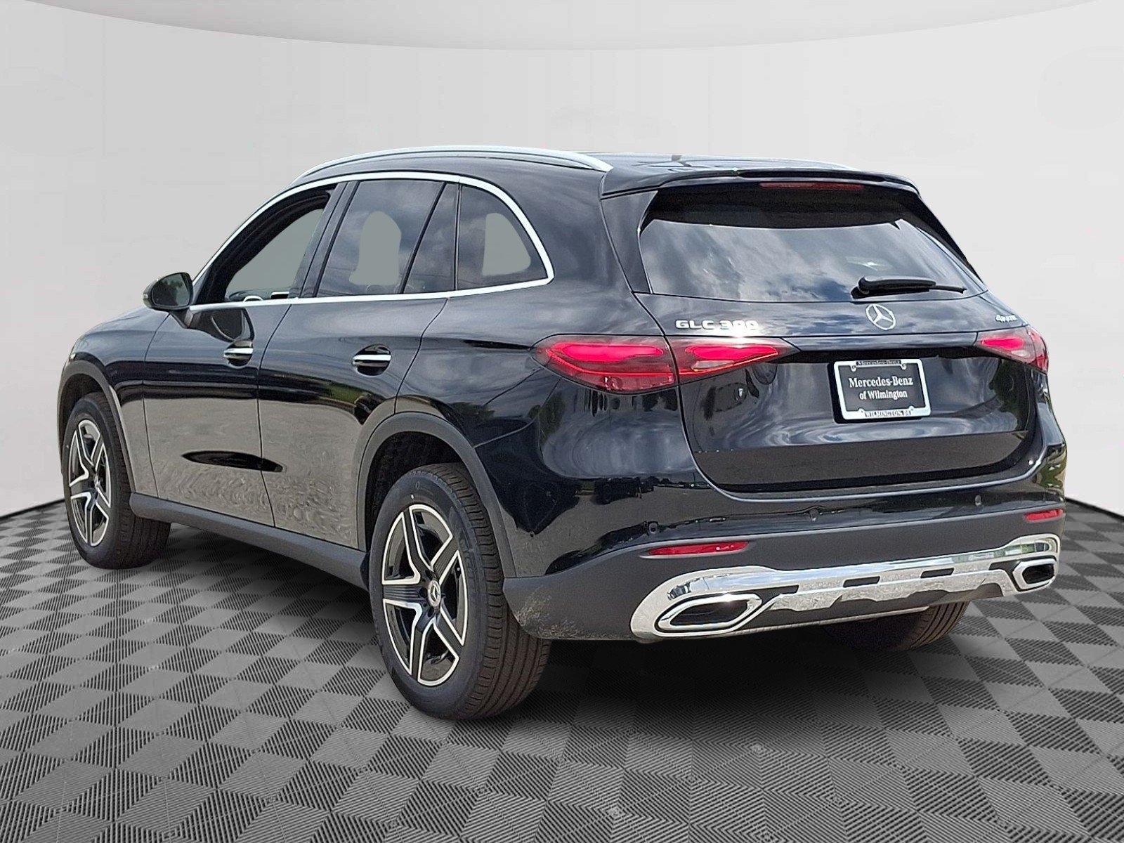 New 2026 Black Mercedes-Benz GLC 300 image 4