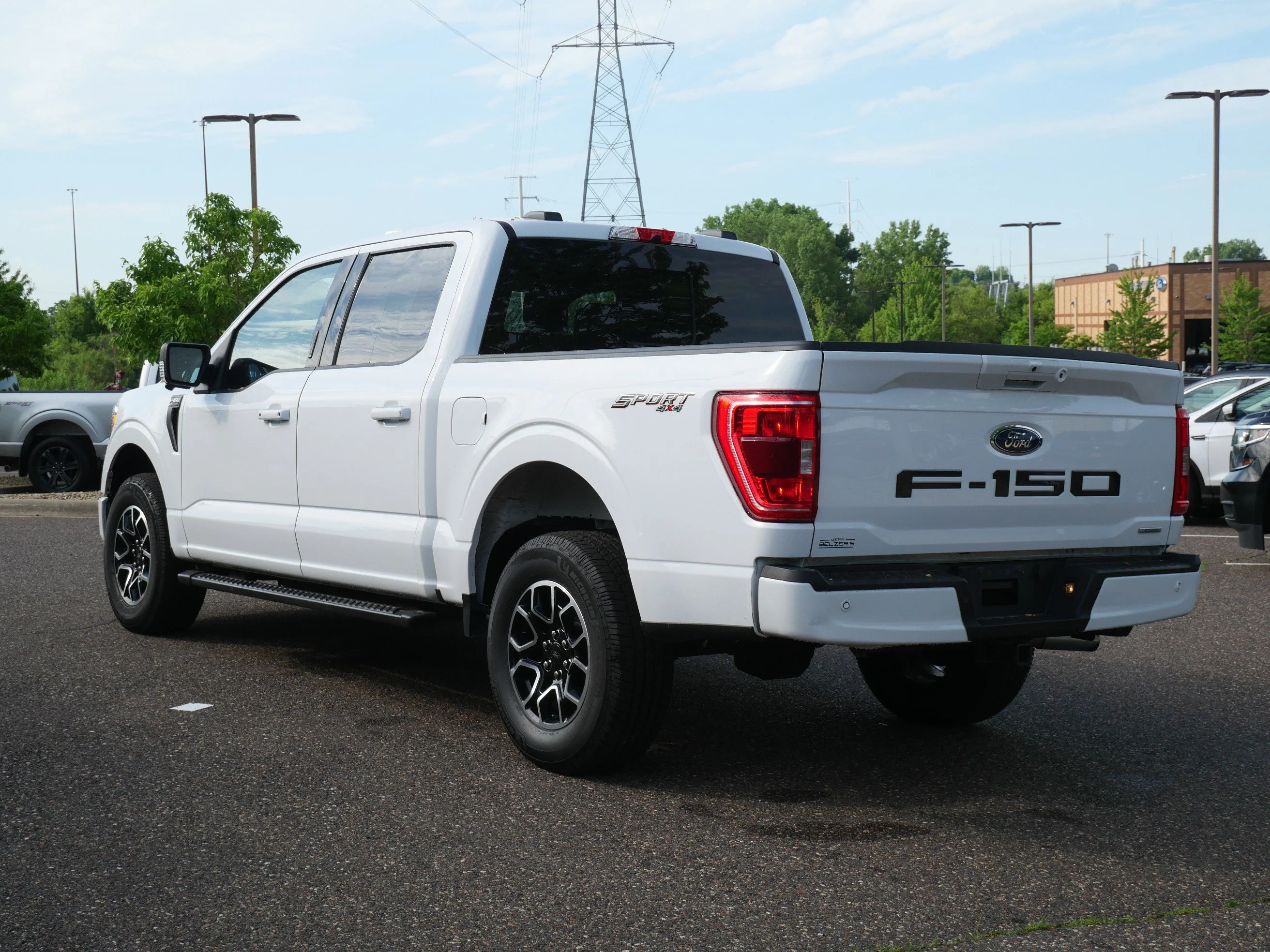 Certified Used 2022 Oxford White Clearcoat Ford XLT 4WD SuperCrew 5.5 Box image 4
