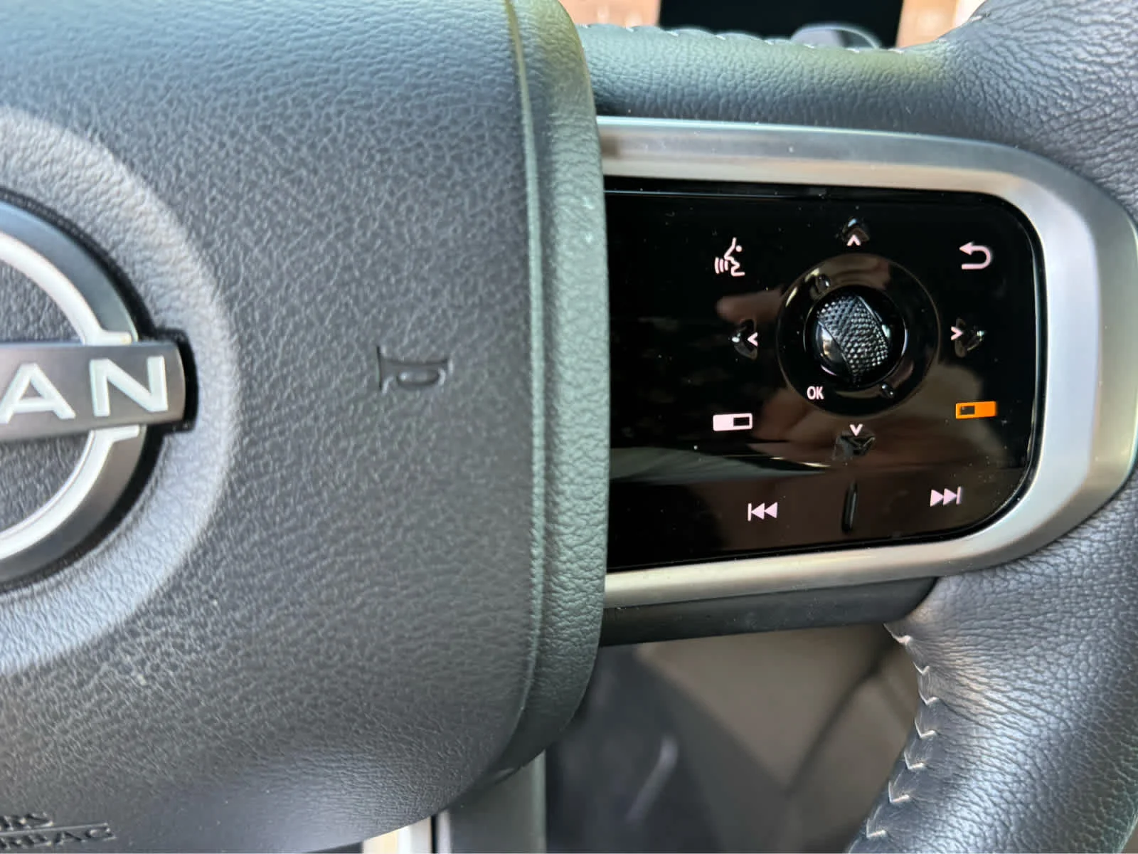 Used 2025 Aspen White Tricoat Nissan SL image 23