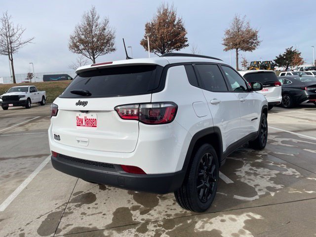 New 2026 Bright White Clearcoat Jeep Latitude Altitude image 4