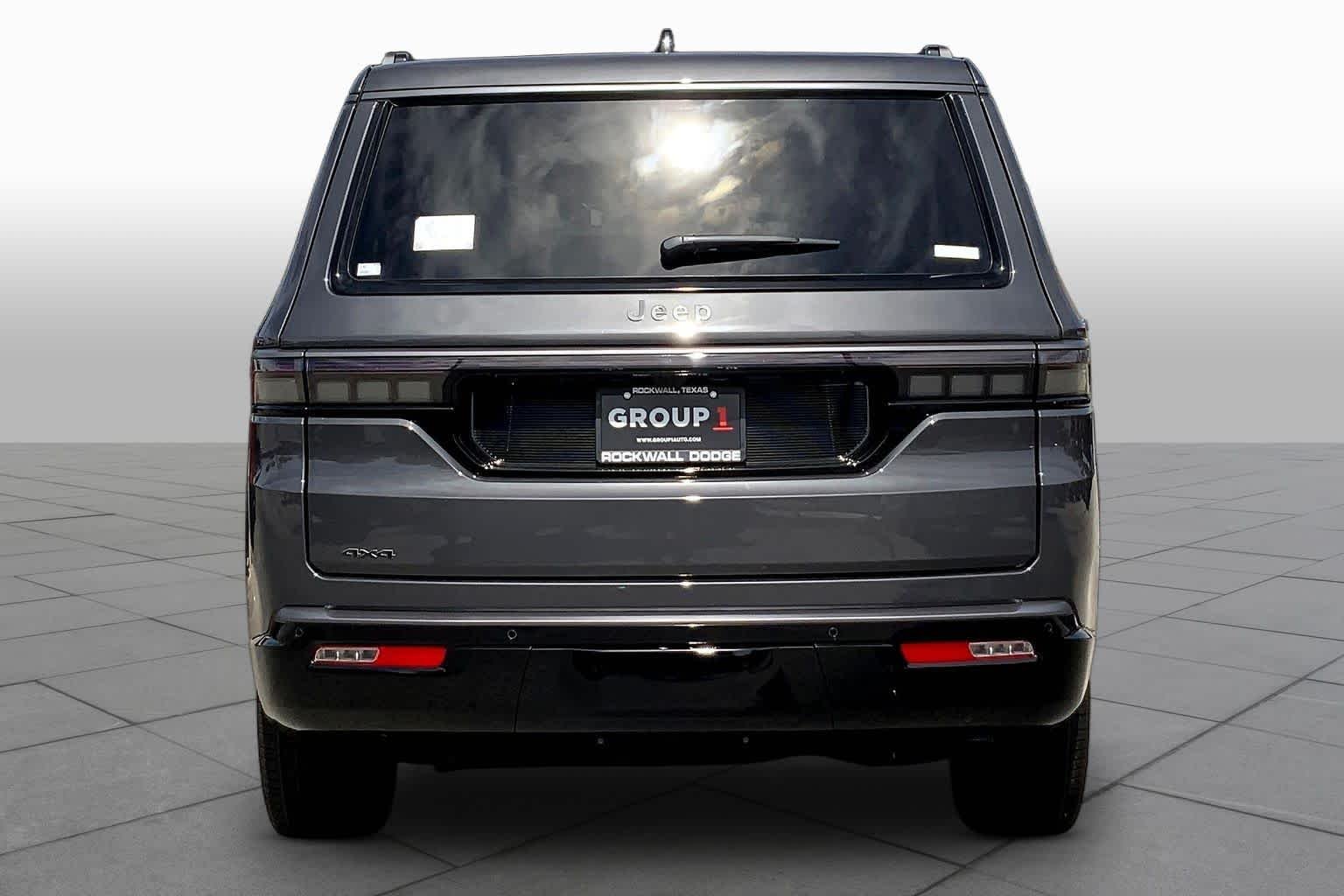 New 2026 Baltic-Gray Metallic Clear-Coat Exterior Paint Jeep Limited Reserve image 4