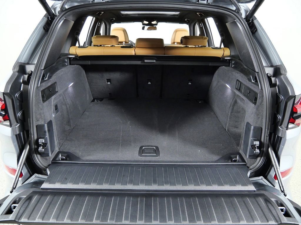 Used 2026 Skyscraper Grey Metallic BMW xDrive40i image 29