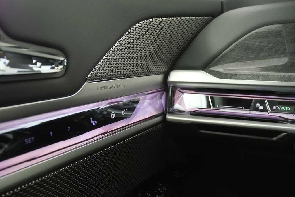 2025 BMW i7 50 - Photo 18