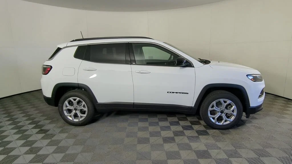 New 2026 Bright White Clear-Coat Exterior Paint Jeep Latitude image 4