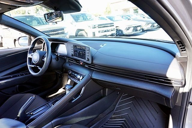 Used 2025 Gray Hyundai SEL Sport image 9