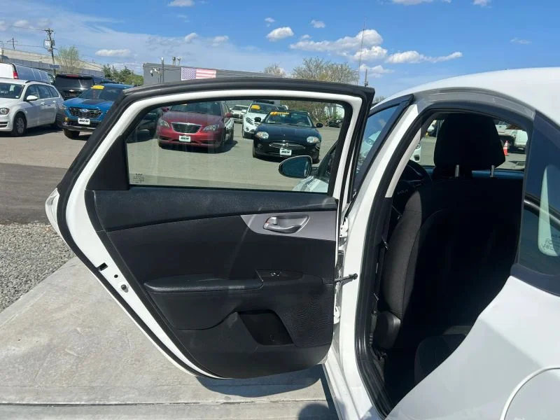 Used 2023 White Kia LX Sedan 4D image 28