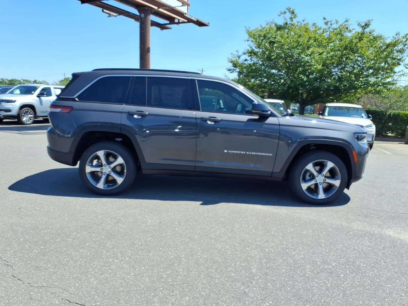New 2026 Baltic Gray Metallic Clear-Coat Exterior Paint Jeep Limited image 9