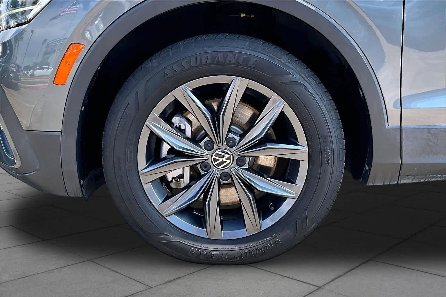 Used 2023 Platinum Gray Metallic Volkswagen SE image 10