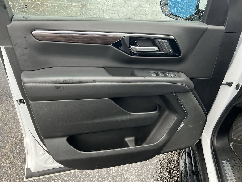 Used 2025 Summit White Chevrolet LT image 19