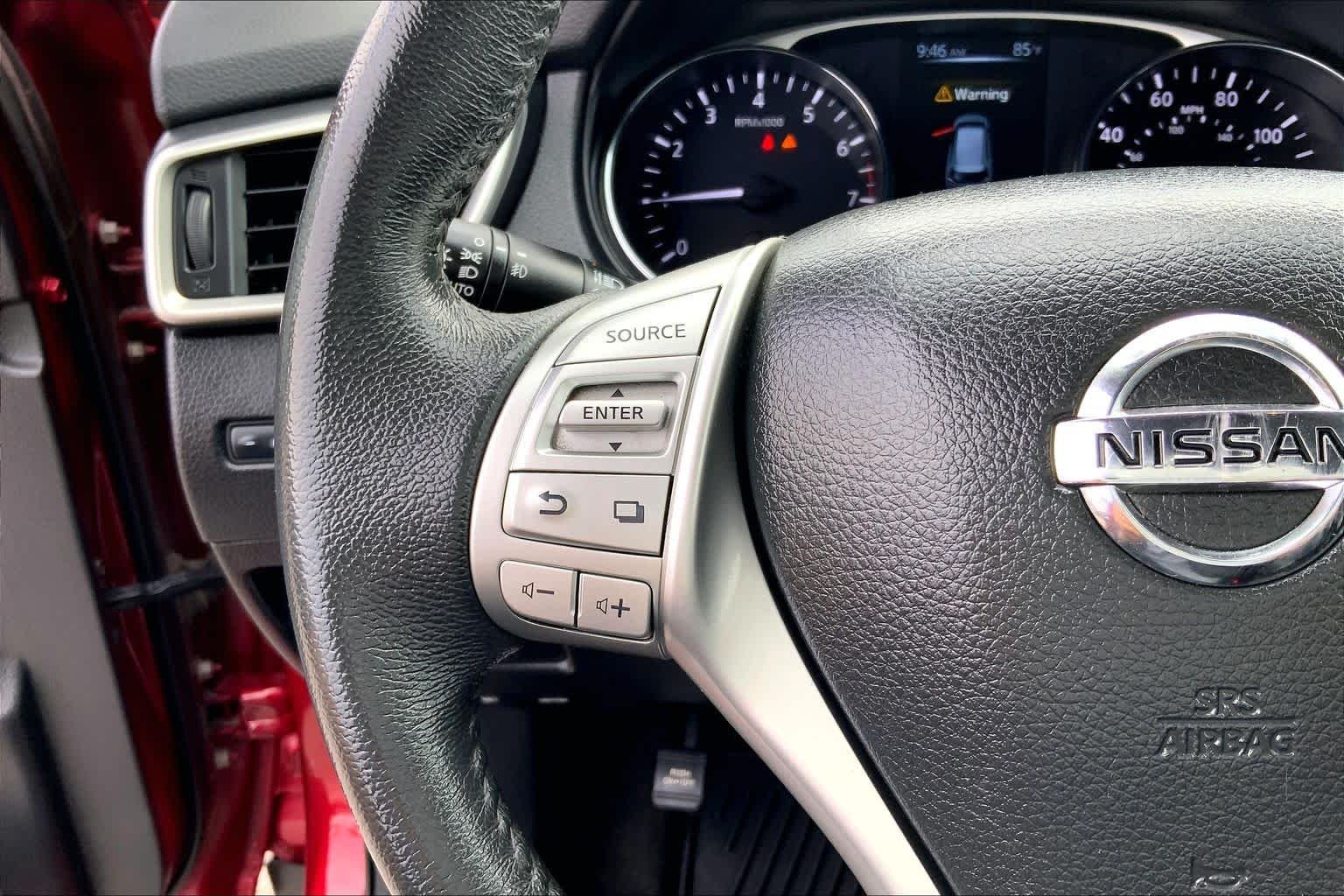 Used 2016 Cayenne Red Nissan SL image 20