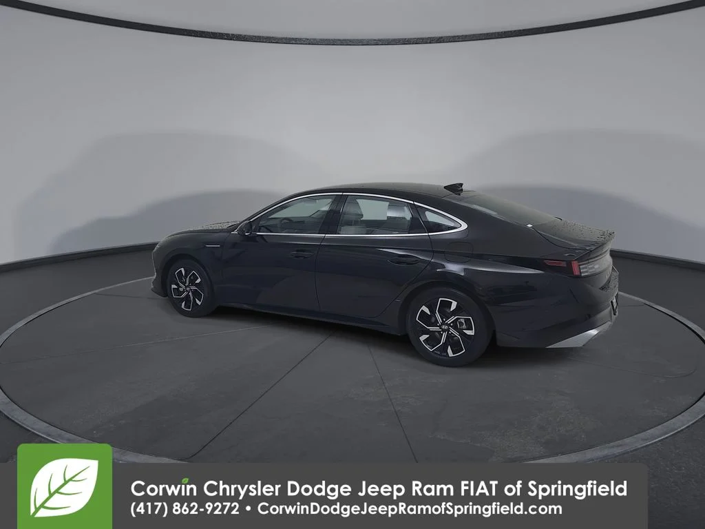 Used 2025 Black Hyundai SEL image 10