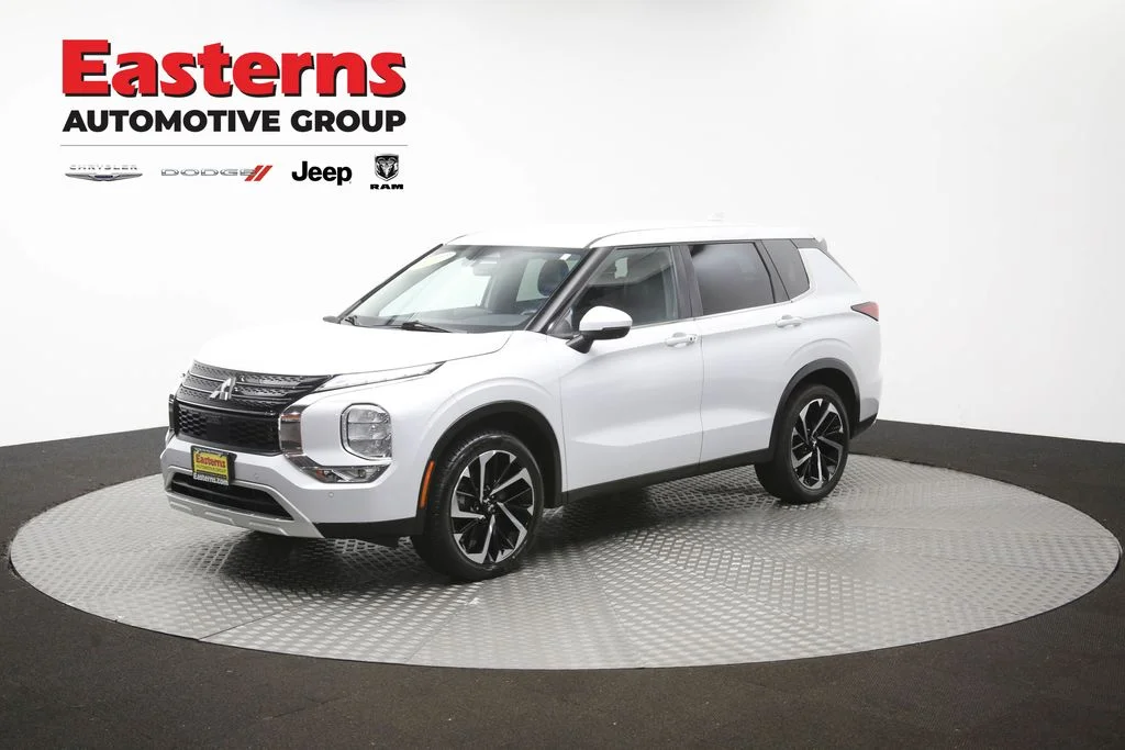 Used 2022 White Mitsubishi SE image 55