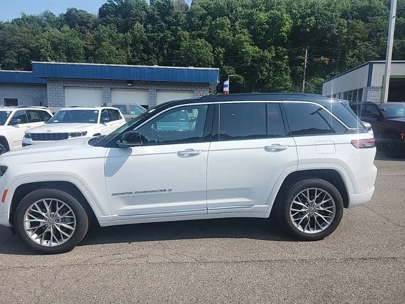 Used 2025 White Jeep Summit image 4