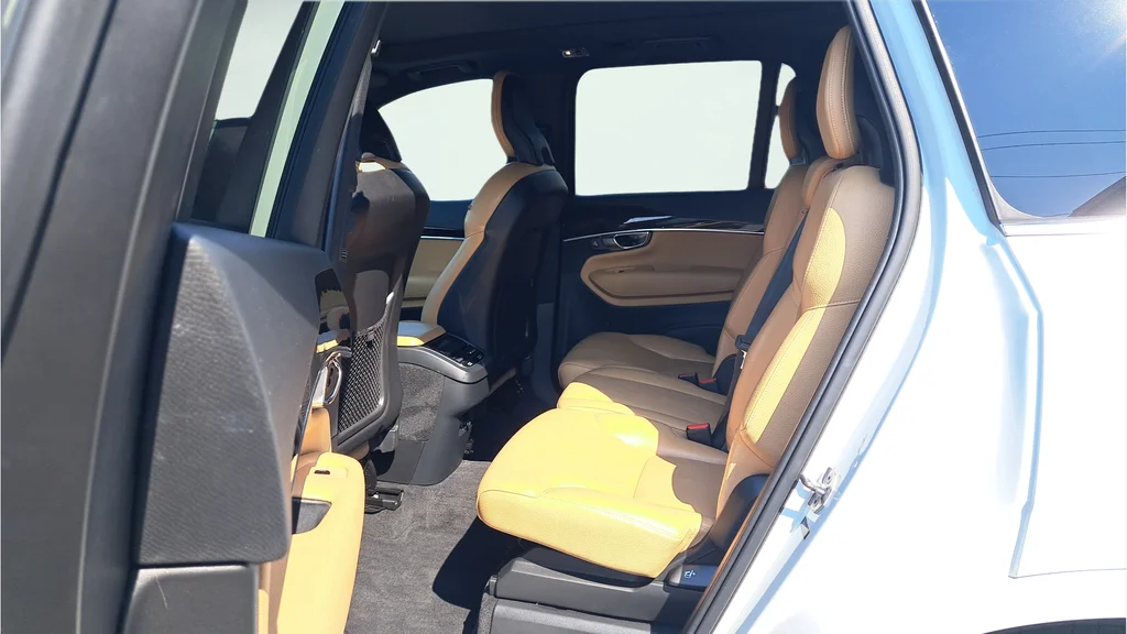 Used 2019 White Volvo T6 Momentum image 12